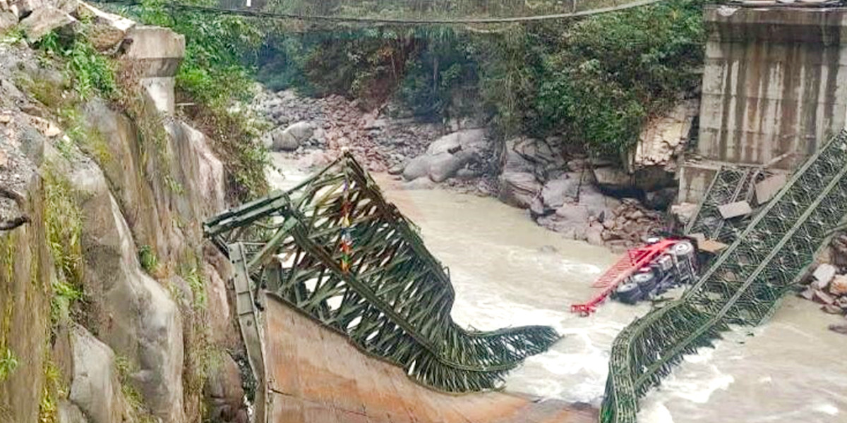 अरुण नदीमाथिको बेलिब्रिज भाँचिँदा ट्रक खस्यो, चालक गम्भीर घाइते